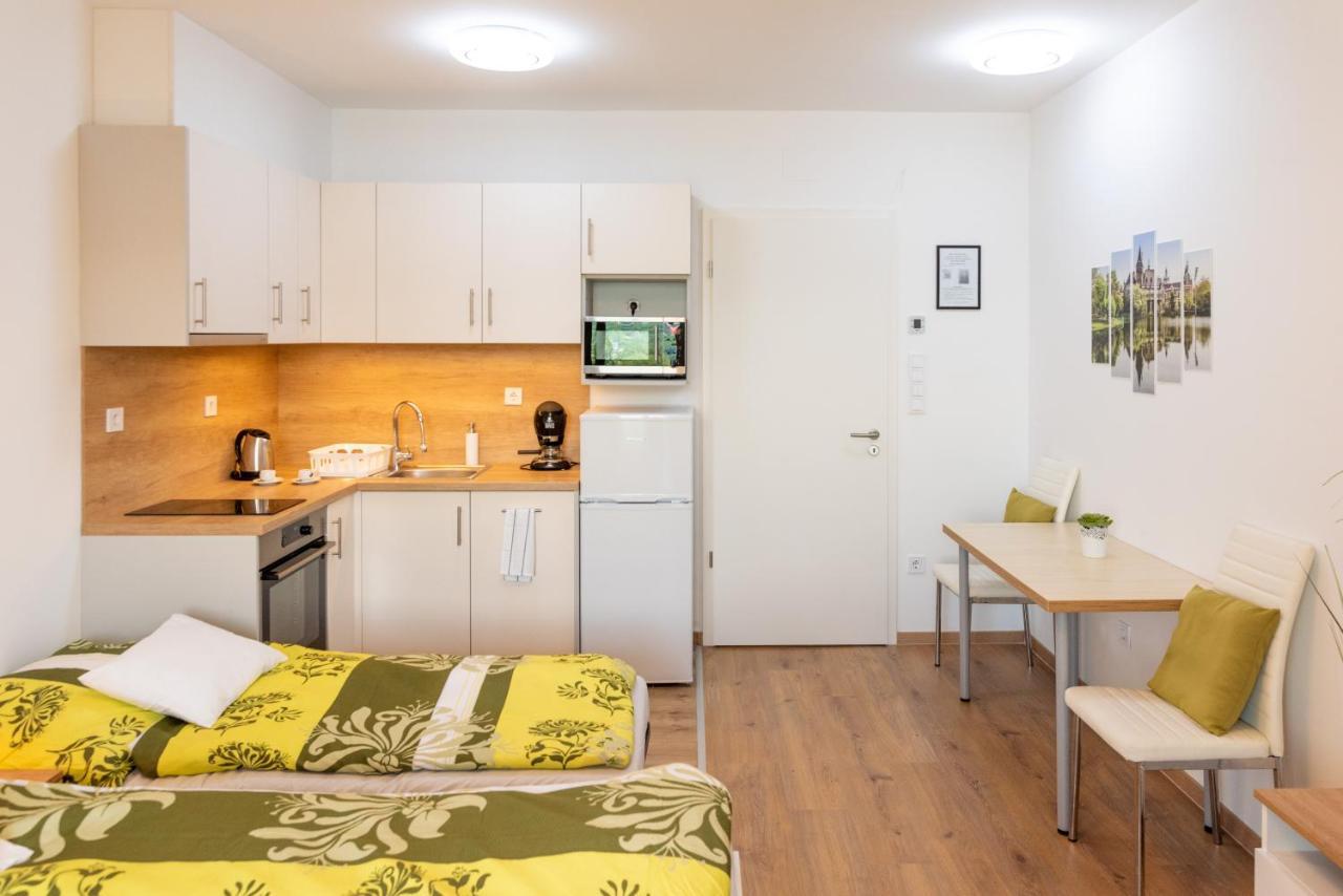 Sweet Home Apartman , 30Sqm Studio, Free Private Parking, Mountain View, Balcony, 20 Min From Downtown Будапешт Экстерьер фото