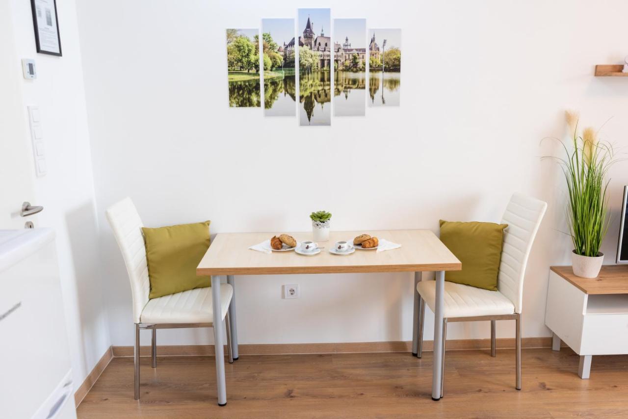 Sweet Home Apartman , 30Sqm Studio, Free Private Parking, Mountain View, Balcony, 20 Min From Downtown Будапешт Экстерьер фото